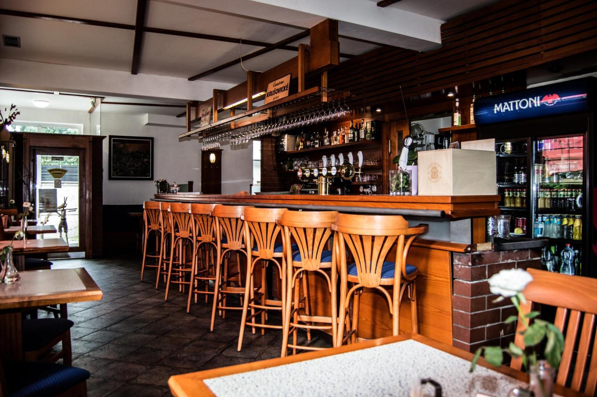 伽尼特餐厅酒店 奥洛穆茨 外观 照片
