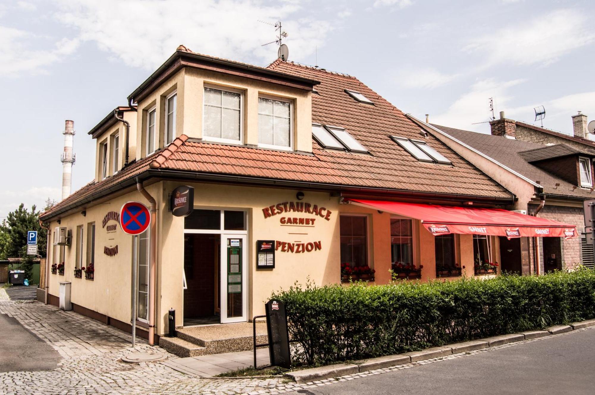 伽尼特餐厅酒店 奥洛穆茨 外观 照片